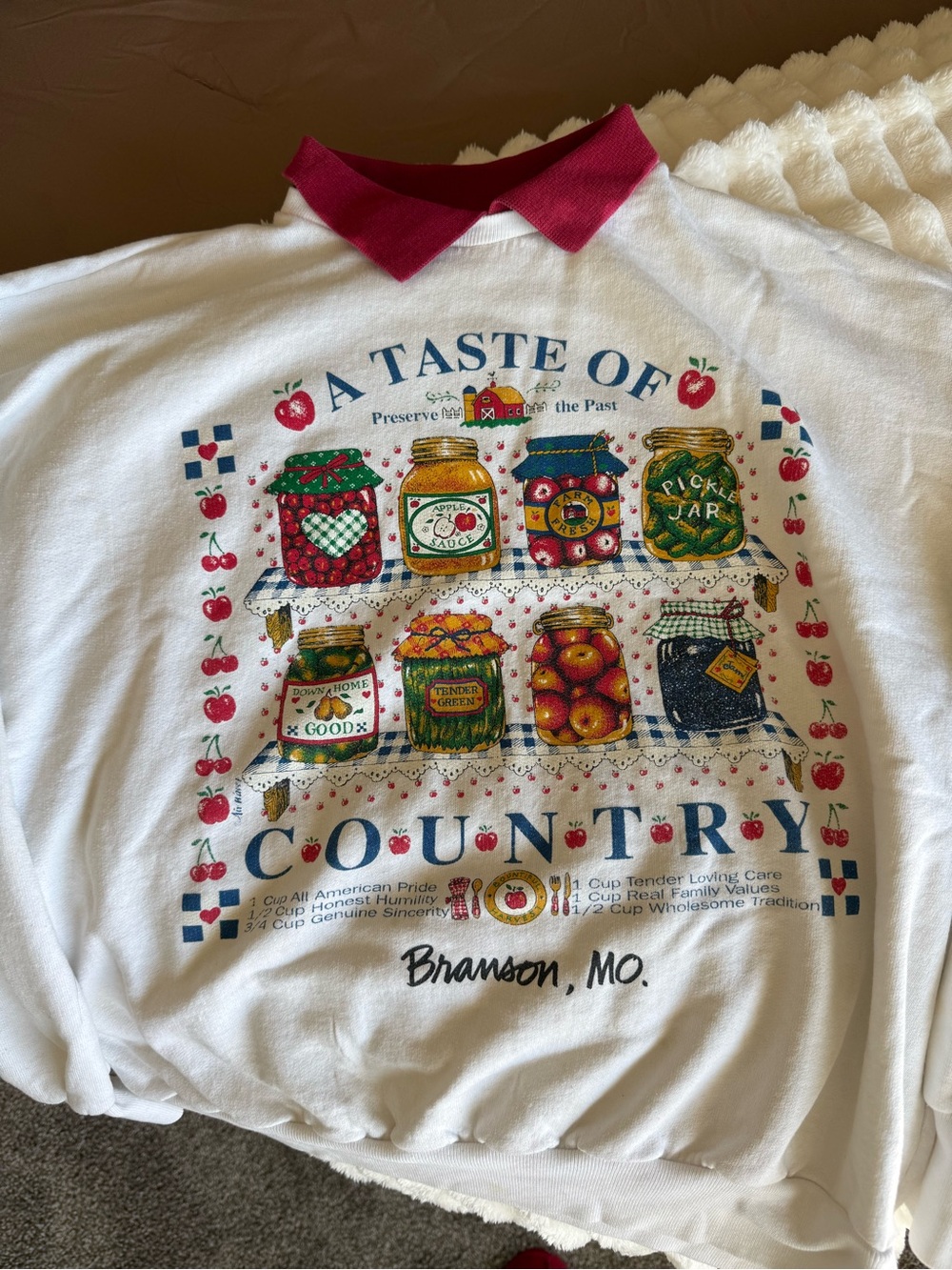 Branson, MO "A Taste of Country"  White sweatshirt with Red Collar